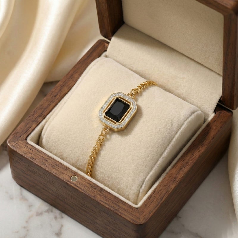 انسيال ذهبي مصنوع من الستانلس ستيل المقاوم للصدأ، بحجر أسود ملكي محاط بإطار مرصع بالزركون اللامع. تصميم رقيق فاخر، مع قفل قابل للتعديل ليناسبكِ. - Image 5